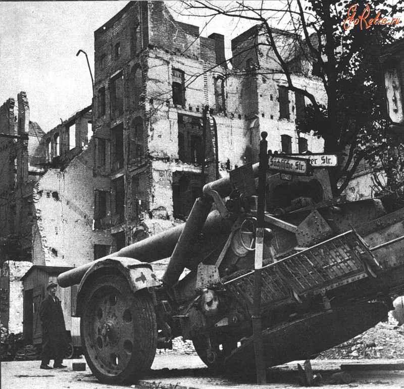 Берлин - Разбитая немецкая 128-мм противотанковая пушка K /44. на улице Берлина