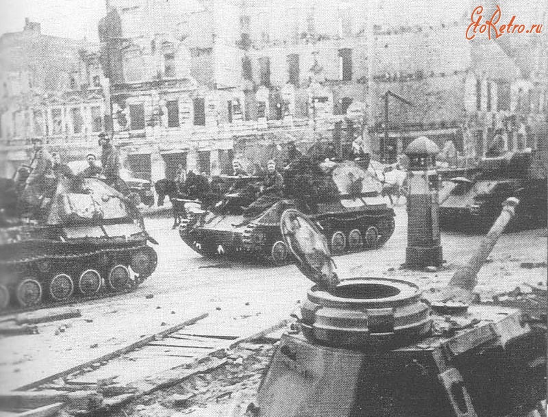 Берлин - Колонна СУ-76 проезжает мимо врытого танка T-IV на пересечении Gurtel-Strasse и Frankfurter-AlI