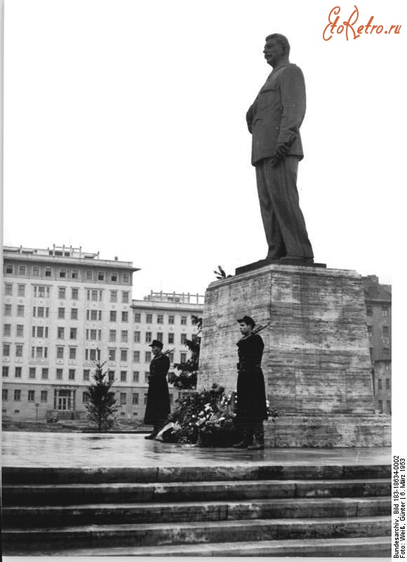Берлин - Berlin.. Karl-Marx-Allee. Denkmal_Stalin Германия