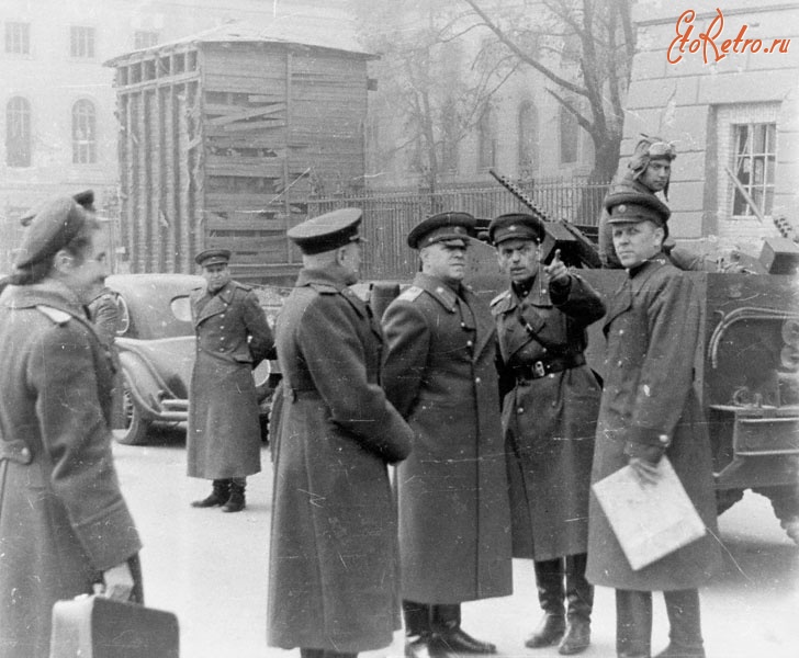 Берлин - Маршал Г.К.Жуков на улицах Берлина.