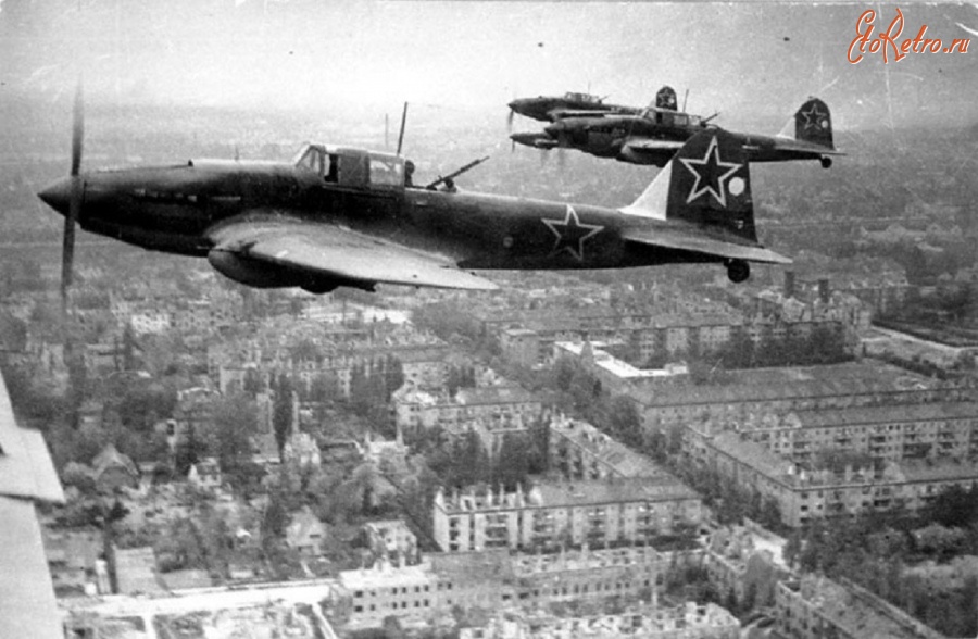 Берлин - Советские штурмовики в небе под Берлином