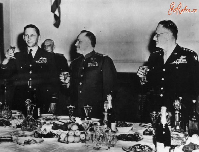 Берлин - Обед в честь Победы после подписания условий безоговорочной капитуляции Германии.