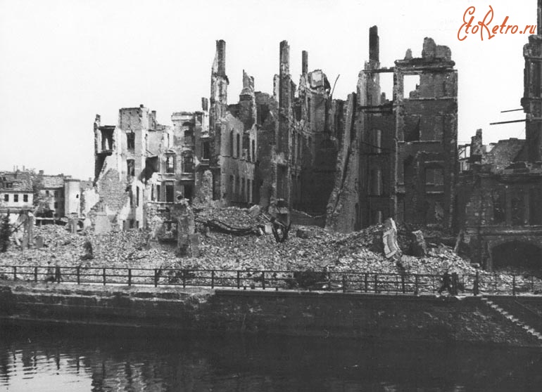 Берлин - Вид разрушенных зданий на реке Шпрее