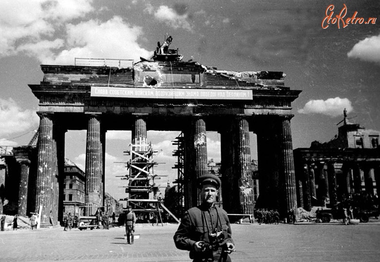 Берлин - Фотокорреспондент газеты «Красная звезда» О.Кнорринг на съемке у Бранденбургских ворот