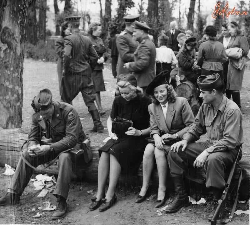 Берлин - Американские солдаты общаются с немецкими девушками