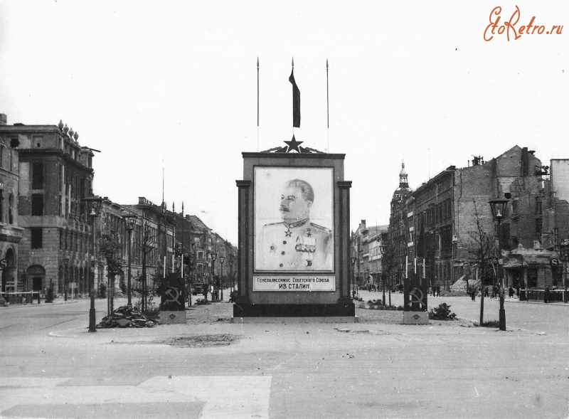 Берлин - Портрет генералиссимуса Советского Союза Иосифа Виссарионовича Сталина на улице послевоенного Берлина.