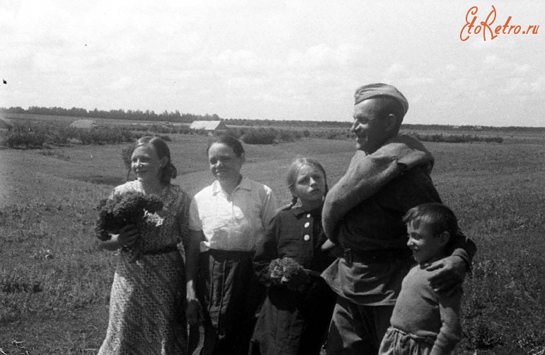 Донецкая область - Семья демобилизованного воина Красной Армии Дьяченко встречает его на окраине села