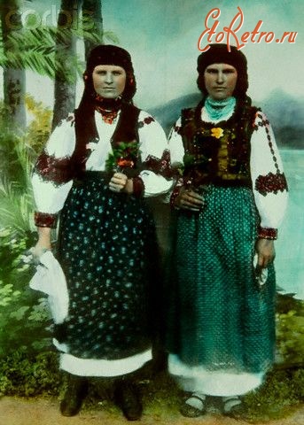 Закарпатская область - Закарпаття.  Жінки в традиційному вбранні.