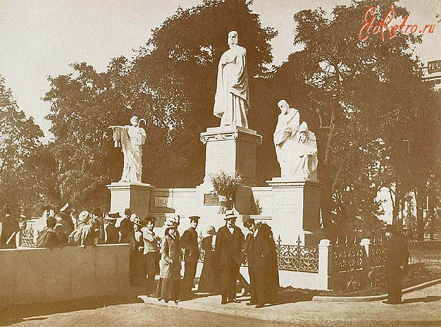 Киев - Памятник княгине Ольге.