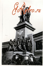 Киев - Центральная часть памятника императору Александру ІІ