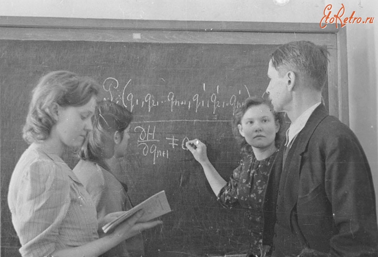 Киев - Студенты четвертого курса физико-математического факультета Государственного университета во время занятий