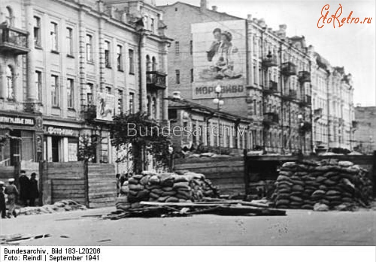 Киев - Дорожные заграждения на улице оккупированного Киева