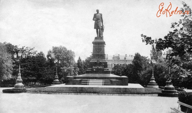 Киев - Киев.  Памятник Николаю II и парк.