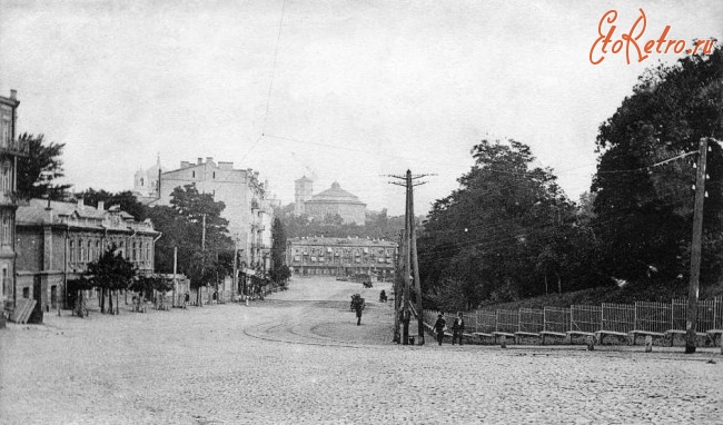 Киев - Киев.  Вид на улицу Грушевского (Александровскую) со стороны музею.