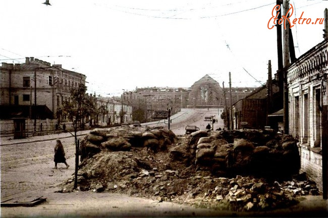 Киев - Київ. Вид на вокзал з боку вулиці Комінтерну, військові укріплення.