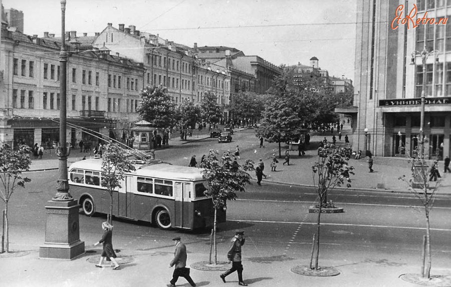 Киев - Киев.  Троллейбус  на Крещатике.