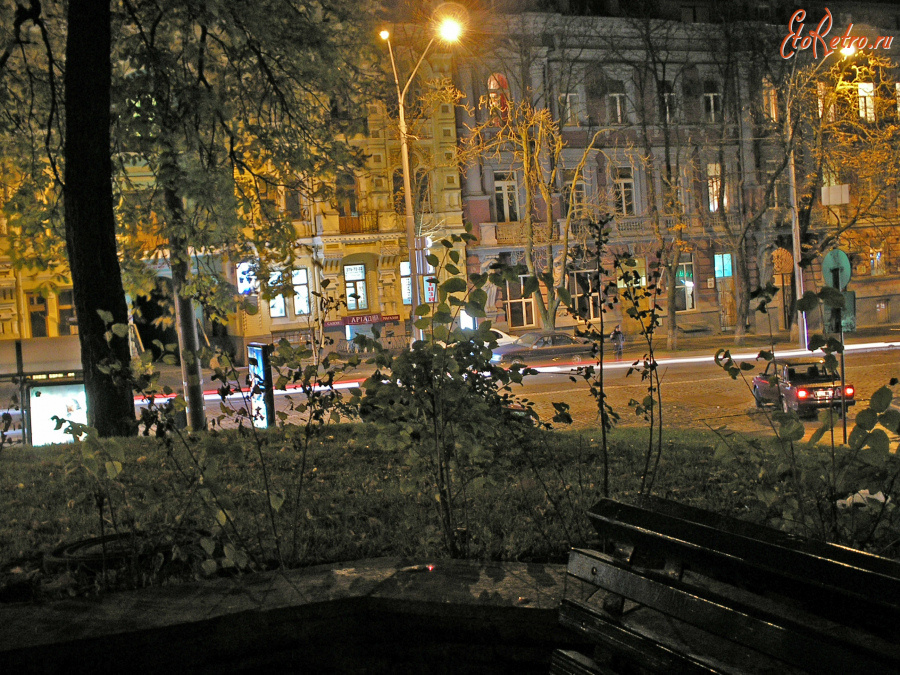 Киев - 25.10.2005. Украина. Киев. Возле метро 