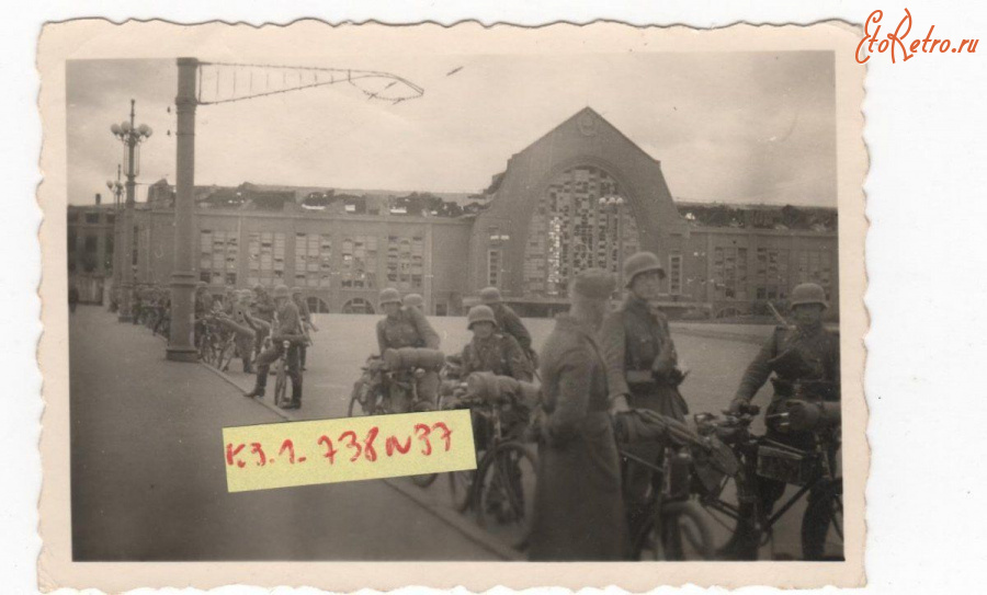 Киев - Київ.  Німецькі  солдати на велосипедах  біля вокзалу.