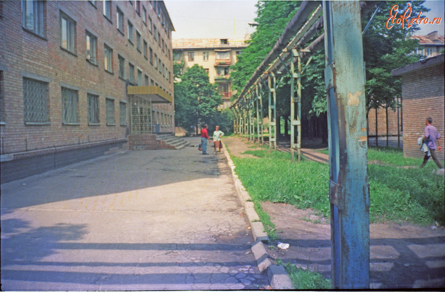 Киев - 1997 год. Украина. Киев. Святошино. Двор дома № 2А по ул. Чистяковской.