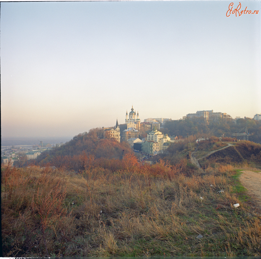 Киев - 2005 год. Украина. Киев. Замковая гора. Вид на Андреевский спуск.
