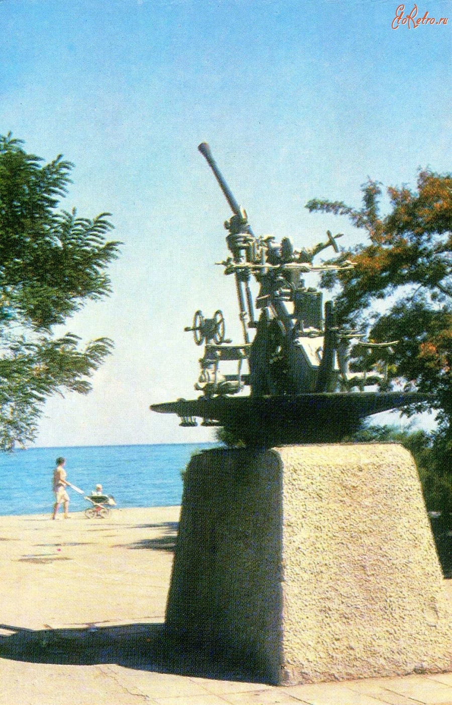Феодосия - Крим. Феодосія. Корабельна гармата, яка прикривала вогнем висадку Феодосійського десанту в грудні 1941 року.