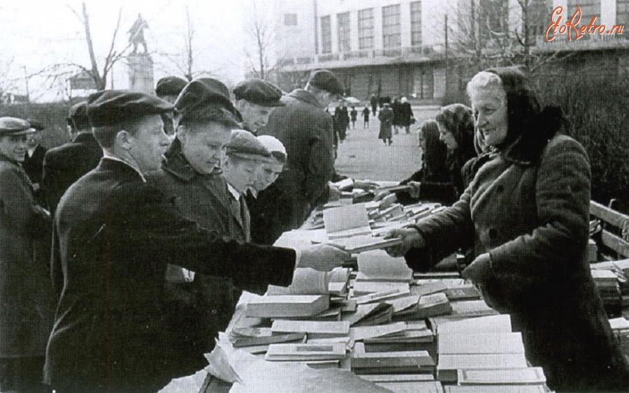 Архангельск - Лотки с книгами возле театра. Первая фотография 1951 года, вторая 1955-го.
