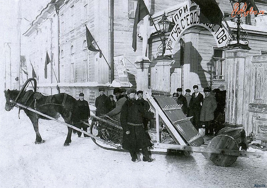 Архангельск - Крестьянин Корельский демонстрирует депутатам губернского съезда Советов свое изобретение-элеватор для уборки сена. Март 1926 года