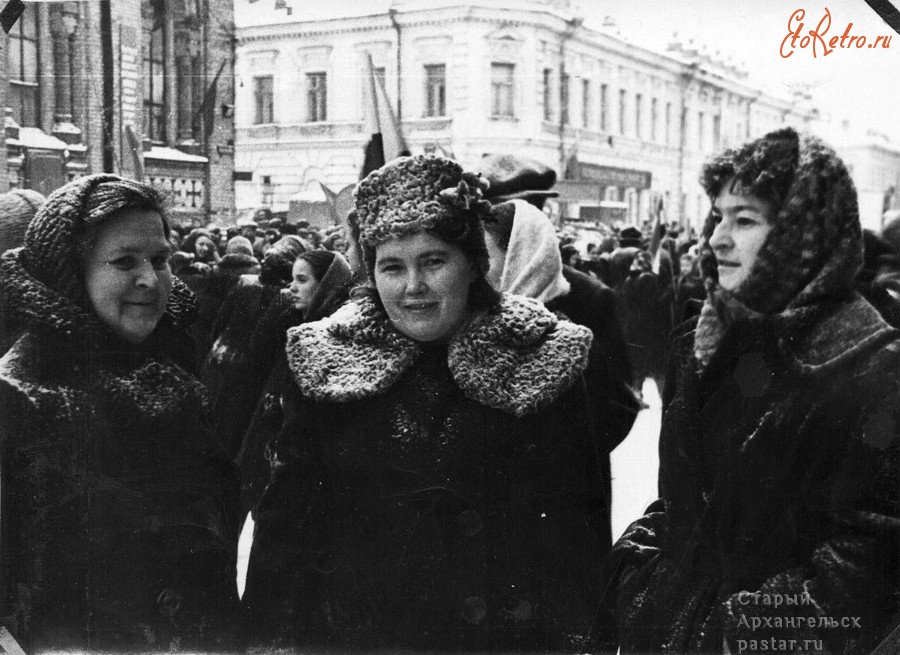 Архангельск - Учителя 14-й школы на демонстрации 7 ноября. Период между 1956-м и 1961-м годами.