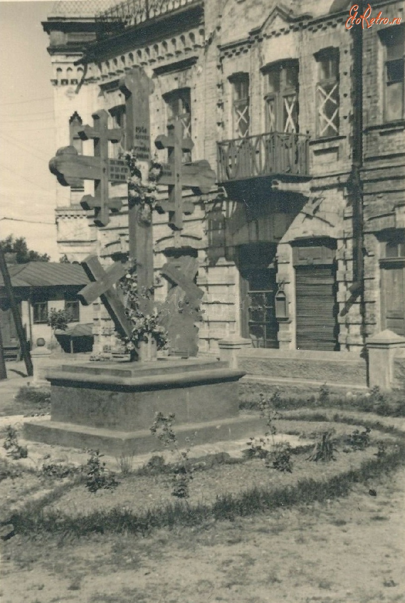 Жмеринка - Жмеринка Мемориал перед зданием в Жмеринке