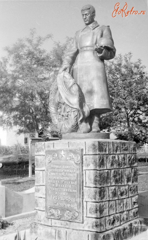 Шаргород - Памятник советским воинам в городе Шаргороде Винницкой области, погибшим в Великой Отечественной войне
