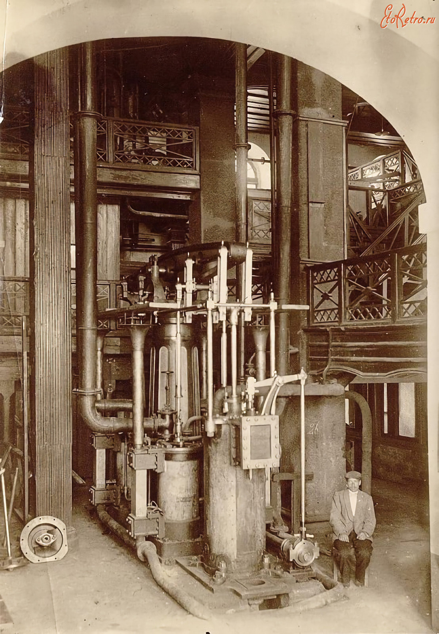 Браилов - Браилов Сахарный завод Фрагмент интерьера заводского цеха, аппарат, рядом с которым на стульчике сидит рабочий