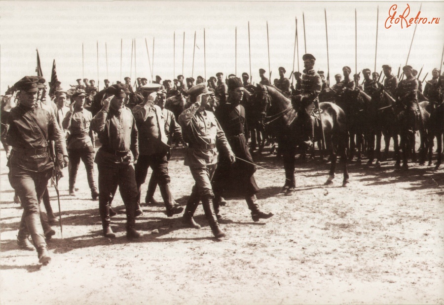 Харьков - Председатель Реввоенсовета РСФСР Лев Троцкий обходит войска на смотре в Харькове (перед взятием его белыми) в мае либо июне 1919 года.