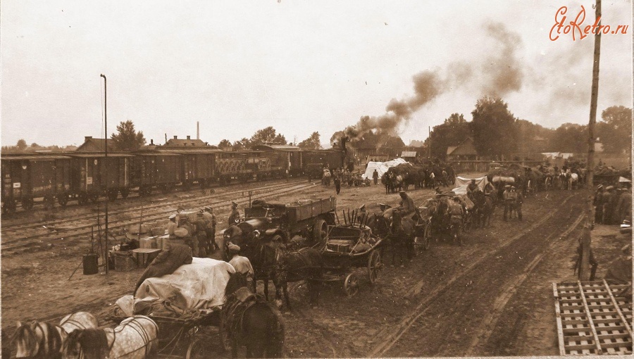 Ковель - Беженцы в ожидании посадки в поезд на станции Ковель. Украина , Волынская область , Ковель
