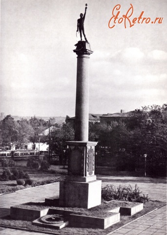 Днепродзержинск - Монумент в честь Великой Октябрьской революции.