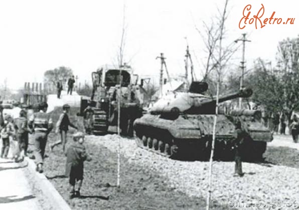 Синельниково - Памятный танк ИС-3 освободителям города