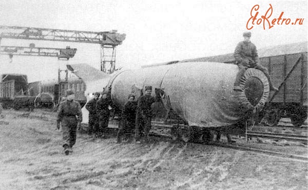Знаменск - Разгрузка и транспортировка ракеты ФАУ-2.
