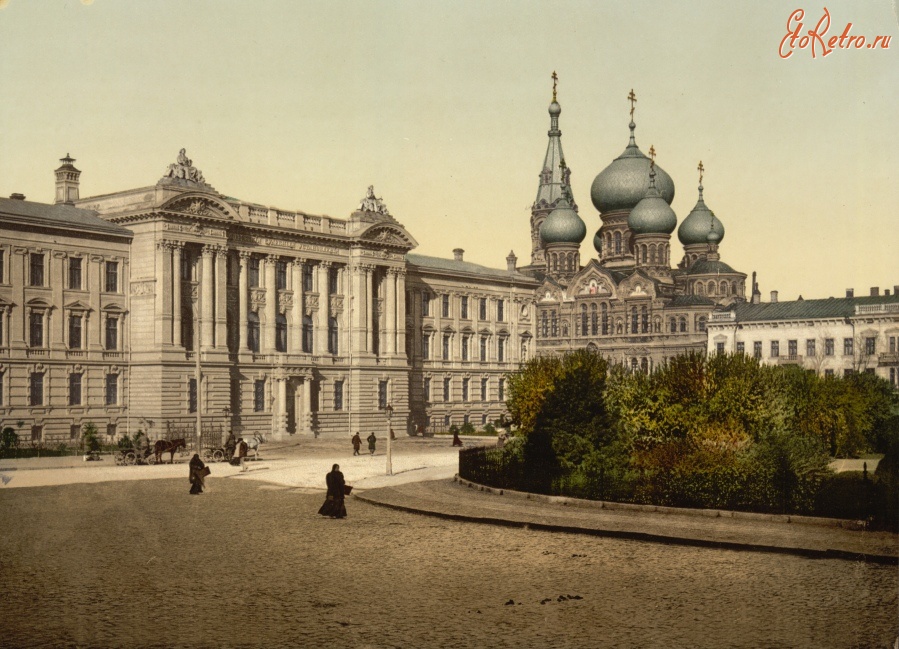 Одесса - Привокзальная площадь: Окружной суд и храм св. Пантелеймона,