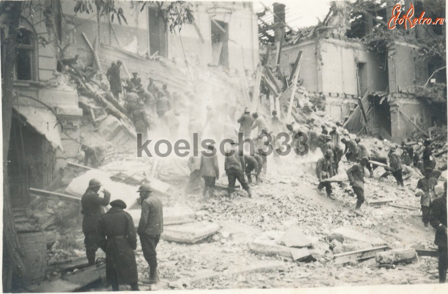 Одесса - Разбор завалов посла взрыва здания НКВДв Одессе 22 октября 1941 г. по  ул.Енгельса (ул.Маразлиевская )