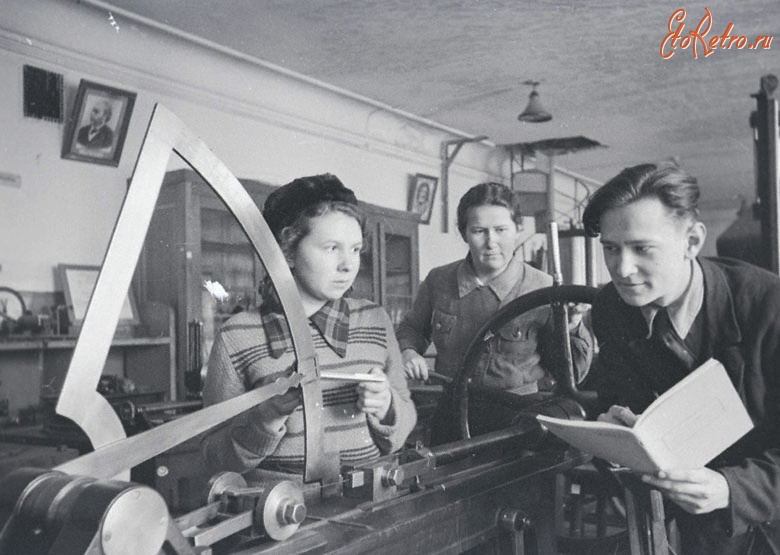 Днепропетровск - Студенты второго курса металлургического института имени Сталина за испытанием на разрыв металлического стержня