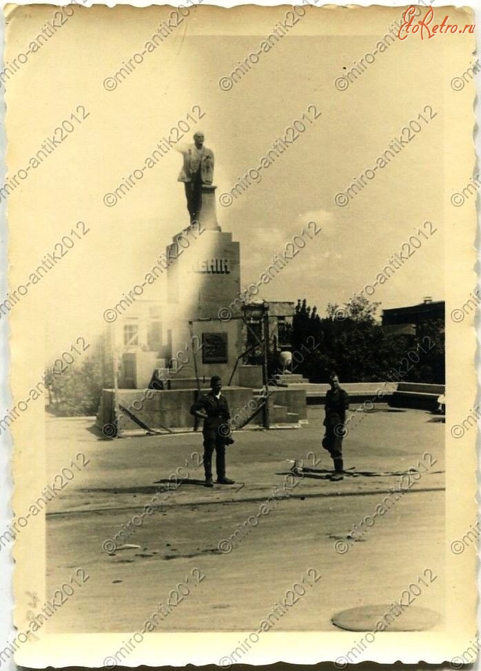 Донецк - Памятник Ленину в Сталино перед уничтожением нацистами во время немецкой оккупации 1941-1943 гг в Великой Отечественной войне
