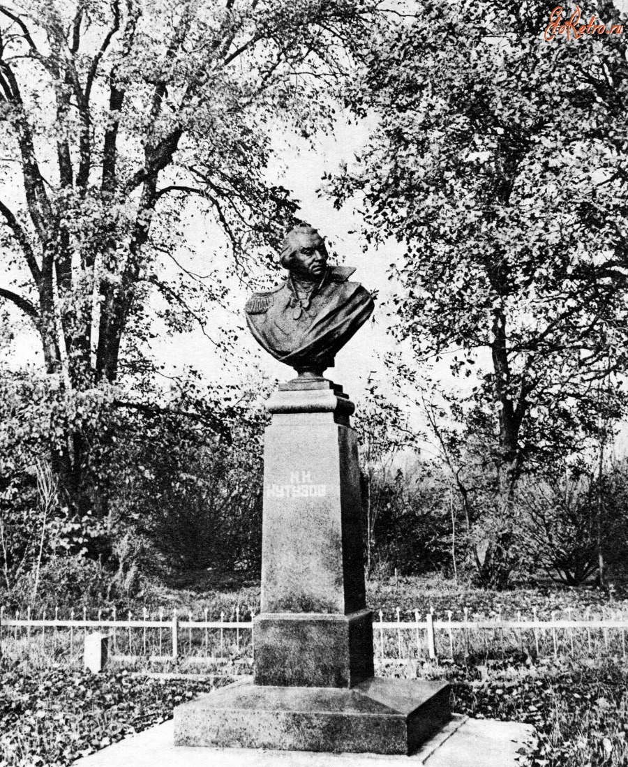 Володарск-Волынский - Памятник М. И. Кутузову в парке его имени