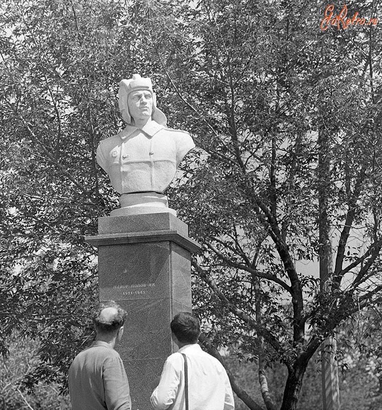 Белгород - Памятник-бюст танкисту старшему лейтенанту Попову А.И., который в 1943 году в битве за Белгород первым на своем танке ворвался в город