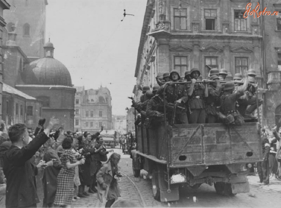 Львов - Жители Львова встречают автоколонну немецких войск. Украина, 1941 г.