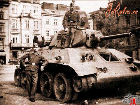 Львов - Львів.  Німецькі солдати біля підбитого танка Т-34.