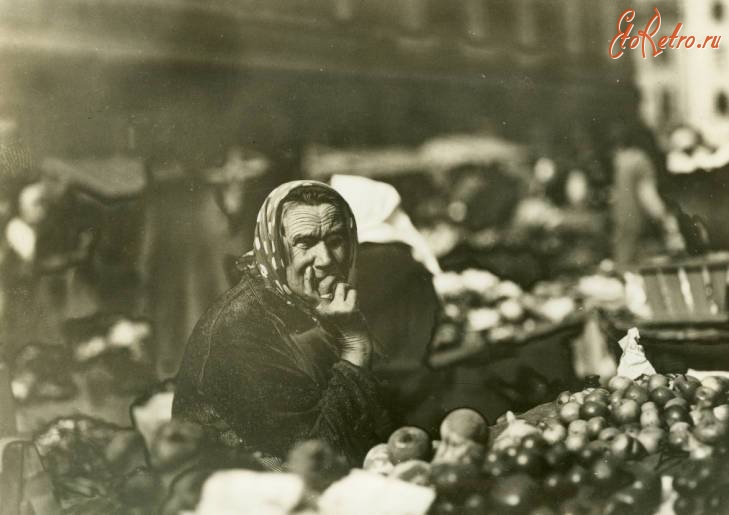 Львов - Львів.  Продавець яблуками.  Фото Луїзи Арнер Бойд. 1934 р.