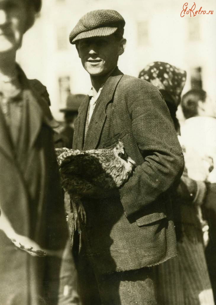 Львов - Львів.  На ринку чоловік з куркою. Фото Луїзи Арнер Бойд. 1934 р.