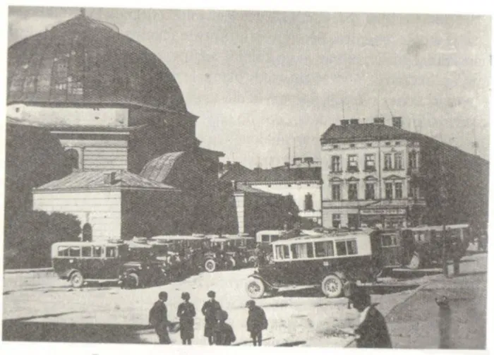 Львов - Львів.  Автобусна  станція на площі Старий ринок у 1930-х роках.