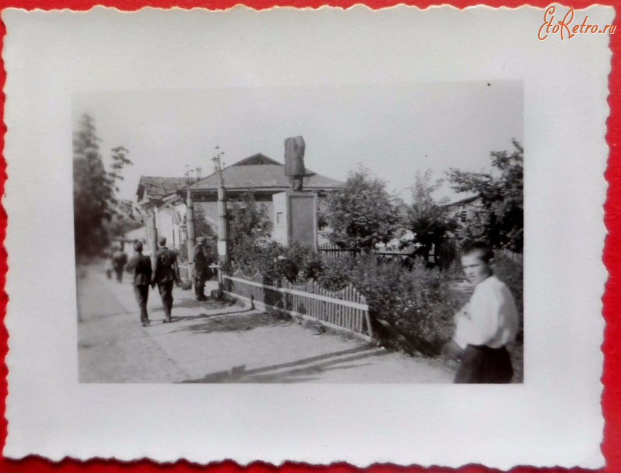 Васильков - Разрушенный нацистами памятник Ленину в Василькове во время немецкой оккупации 1941-1943 гг в Великой Отечественной войне