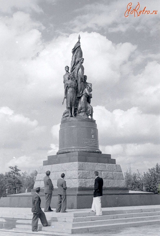 Краснодон - Памятник героям-молодогвардейцам в городе Краснодоне