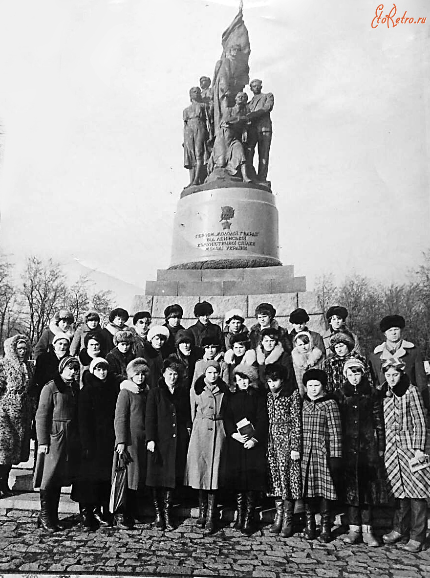 Краснодон - Памятник молодогвардейцам 